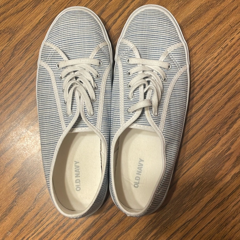 Old Navy, size 9, blue and white stripes